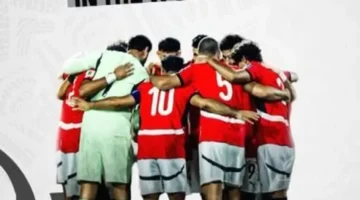 أول ظهور من طائرة العودة.. فرحة استثنائية للاعبي المنتخب بعد حسم التأهل لكأس العالم 1